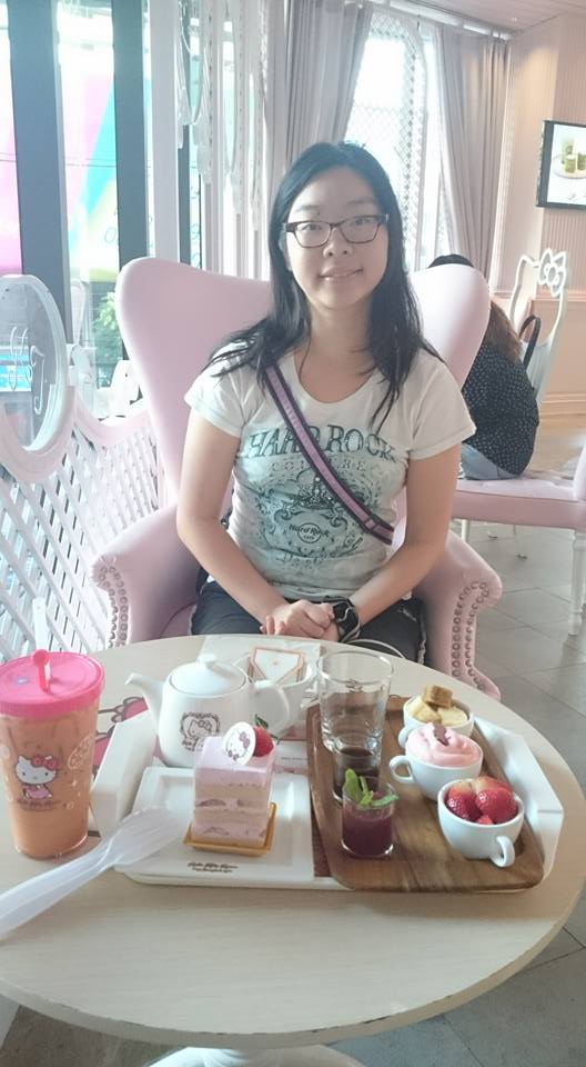 The first floor of Hello Kitty House is the cafe, where you could order drinks or cakes or sweets. We decided to try their cakes and desserts along with the drinks. 