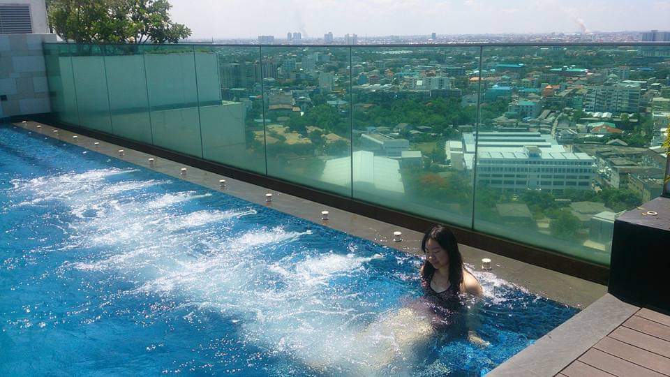 I went into the infinity swimming pool and placed my back in front of the Jacuzzi jet.