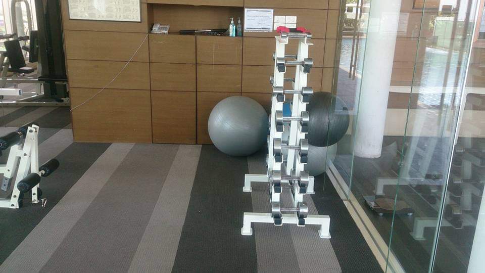 Free weights and fitballs are available in the Airbnb Sukhumvit gym 