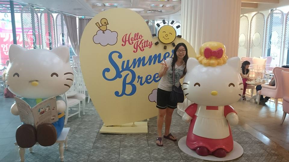 On 2nd level, there was more seating area and with Hello Kitty's Grandparents statues for photo op!