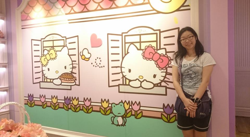 Sometimes your partners might be bored so they could sit at the cafe and drink, while you slowly browsed the shop or go for spa treatments. However, I only browsed the shop and took photo with this cute wall 